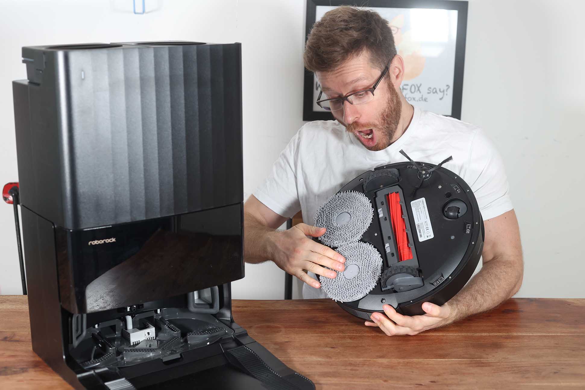 Die rotierenden Wischmopps des Roborock Q Revo sind von unten zu sehen.